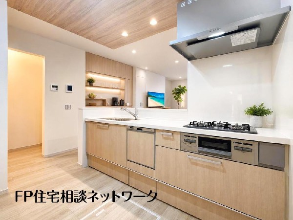 リビングを見渡せ家族の気配を感じられる、そんな空間を演出できるキッチンです。（本画像はCGで作成しており、実際に現地に家具・家電等はおかれておりません。また価格に家具・家電等は含まれておりません。）