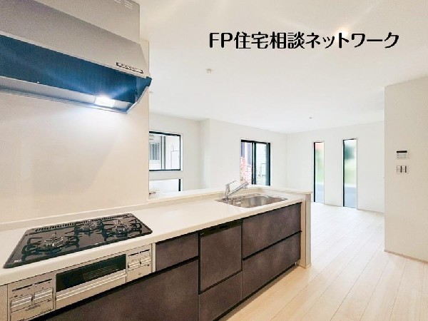 対面式のカウンターキッチンは、出来上がったお料理をカウンターに並べてお子様が運ぶなど、お手伝いの時間も増えそうですね！家族と会話をしながら料理を楽しめ一体感を感じられるキッチン。