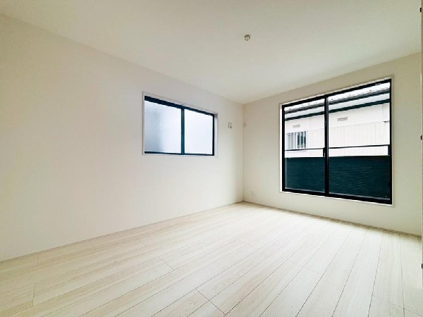 光が沢山取り込める大きな窓。日差しを長時間受ける事が出来る暖かいお部屋です。もちろんペアガラスなので、遮音性に優れ、結露も発生しにくい構造。サッシ周りのカビが発生しにくくなりますね。