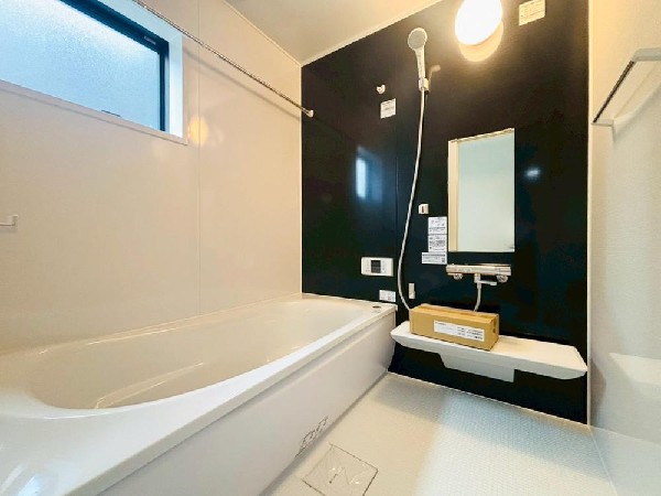 ゆったりとくつろげる広々バス。足までしっかりと伸ばせる浴槽は、心身ともにしっかりと疲れを癒してくれます。お子様とも一緒に浸かれ、ご家族みんなで一緒にバスタイムを楽しめますね♪