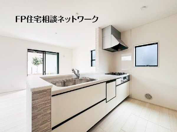 リビングを見渡せるカウンターキッチンでお子様の様子を伺いながら食事の支度が出来ます。家族の気配を感じられる、そんな空間を演出できるキッチンです。