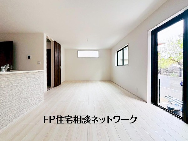 オープンでのびやかな空間を生み出す、こだわりの広がりとゆとり。家族と過ごす時間を大切にしたい方にぴったりの明るくゆとりある住空間です。窓からの日差しがリビングの隅々までしっかりと届きます！