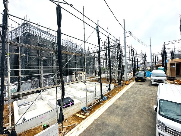 外観:光と風が行わたる開放感あふれる邸宅　春には気持ちの良いそよ風、冬には朝の暖かな光　季節の移り変わりを感じる暮らしを実現