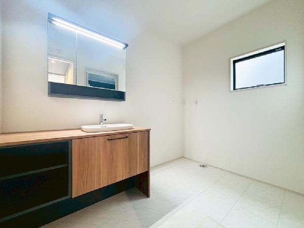 希少なワイドな洗面台です。朝の忙しい時間にご家族の身支度準備が重なってもスムーズに出来そうですね。