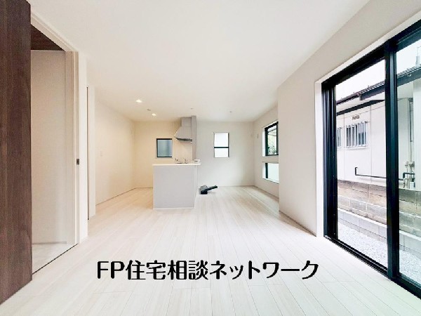 大切なご家族が集まるＬＤＫはこだわりたいですね！休日はおひさまの光をたっぷりと取りこめるリビングでゆったりと過ごしませんか？子供たちが元気に笑いながら走り回っている姿が目に浮かぶ空間です。