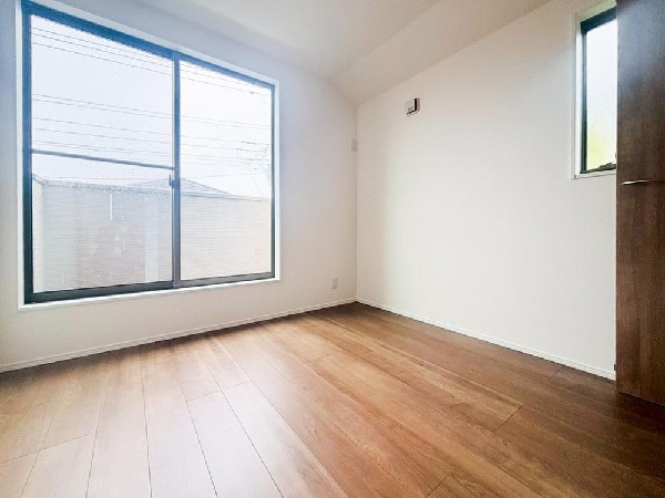 光が沢山取り込める大きな窓。日差しを長時間受ける事が出来る暖かいお部屋です。もちろんペアガラスなので、遮音性に優れ、結露も発生しにくい構造。サッシ周りのカビが発生しにくくなりますね。