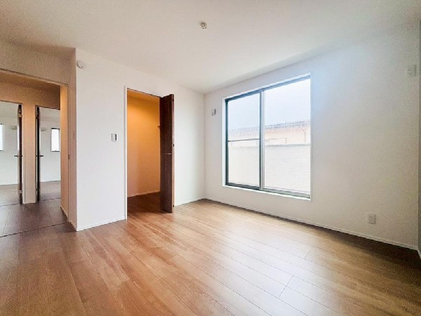 2面採光でお部屋の隅々まで明るい居室。おひさまの光を、爽やかな風をたっぷりと取り込めます。居室内はいつも明るい印象ですので、気持ちの良い朝を迎えられそう。毎日の生活も自然と明るくなりますね。