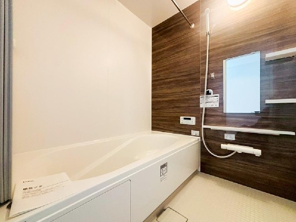 ゆったりとくつろげる広々バス。足までしっかりと伸ばせる浴槽は、心身ともにしっかりと疲れを癒してくれます。お子様とも一緒に浸かれ、ご家族みんなで一緒にバスタイムを楽しめますね♪