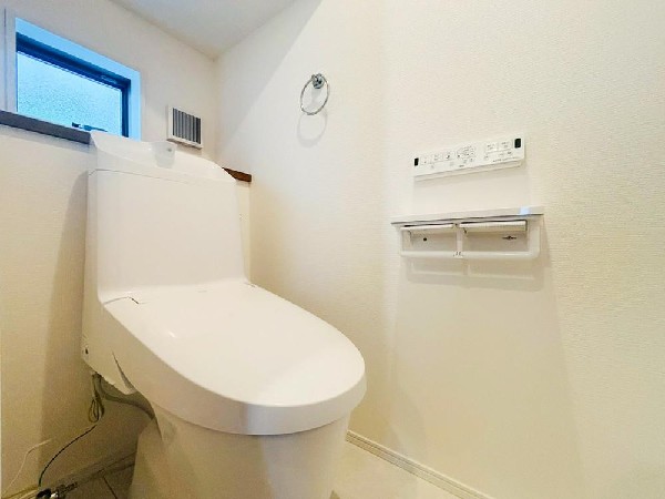 散らかりがちな玄関もスッキリと保てる玄関収納は家の中に入る時一番最初に目に付く場所だから拘りたいですよね！木目調の落ち着いた雰囲気の色目が、家の雰囲気をそのまま表している家の顔です。