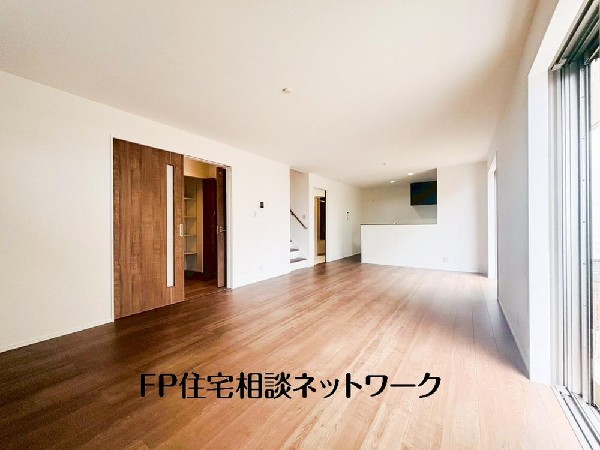 大切なご家族が集まるＬＤＫはこだわりたいですね！休日はおひさまの光をたっぷりと取りこめるリビングでゆったりと過ごしませんか？子供たちが元気に笑いながら走り回っている姿が目に浮かぶ空間です。