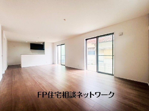 ＬＤＫのメインとなる大きな窓。開口部からは暖かい日差しが長い時間射し込みます。天気の良い日は是非窓を開けて風通しの良さもご体感下さい。明るいＬＤＫがご家族団欒の時を包みます。