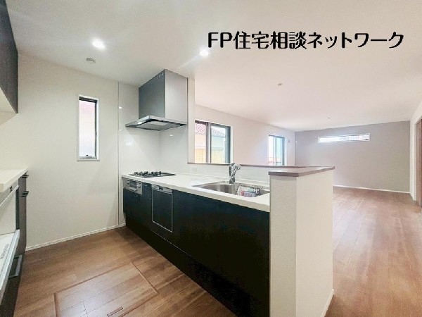 リビングを見渡せるカウンターキッチンでお子様の様子を伺いながら食事の支度が出来ます。家族の気配を感じられる、そんな空間を演出できるキッチンです。