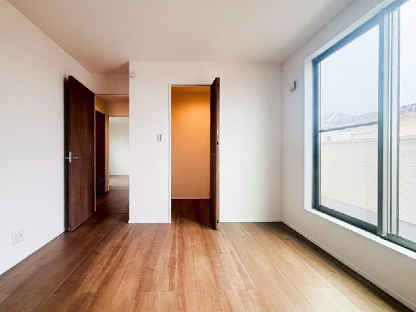 日差しを長時間受ける事が出来る暖かいお部屋です。もちろんペアガラスなので、遮音性にも優れ結露も発生しにくい構造。サッシ周りのカビが発生しにくくなりますね。