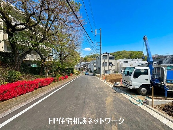 外観:前面は約6.5メートル幅の道路です。運転が苦手な方でも落ち着いて車庫入れ可能です。