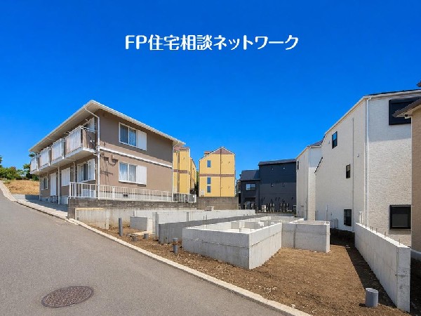 外観:四季を通じて自然と触れ合えるスポットが周辺には盛りだくさん！お散歩やジョギング、週末のご家族での遊びに最適です。目の前に広がる開放感とゆとり、暮らしの夢を育む理想の住まいがここにはあります。