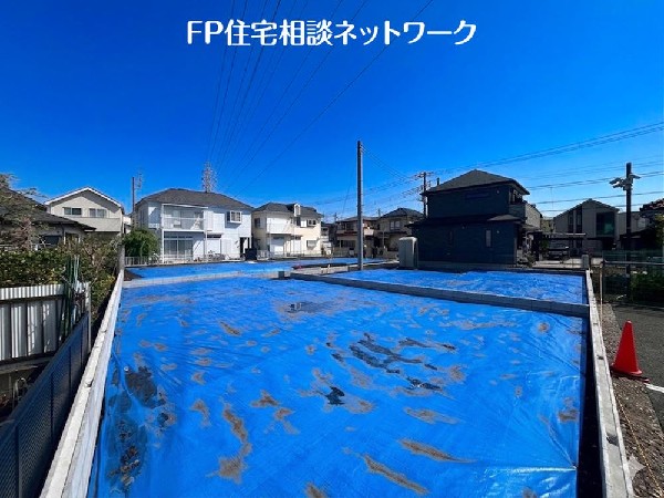 外観:第一種低層住居専用地域の良好な住環境が保たれたエリア。低層の一戸建てを中心とした街並みが整然と続き、周辺は高い建物が建っていないので、採光や開放性に恵まれています。