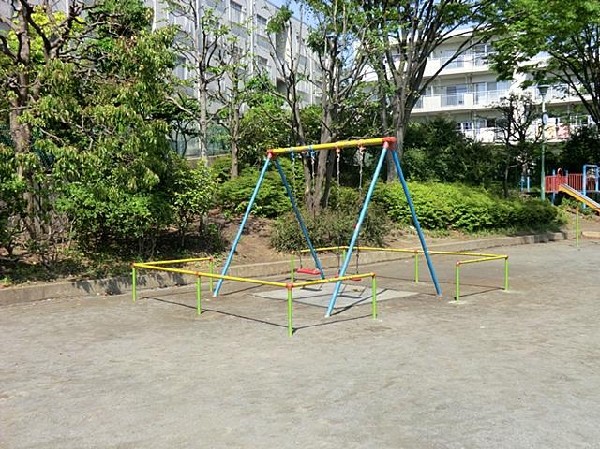 周辺環境:東寺尾一丁目第三公園(東寺尾一丁目第三公園まで40m)