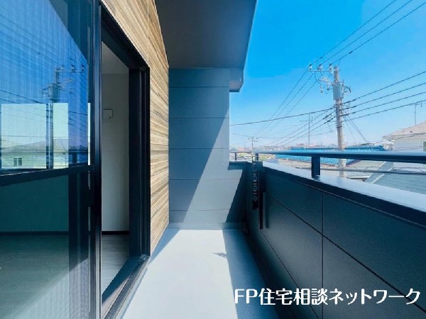 思わず大きく深呼吸したくなるバルコニーは空を青く、近く、広く感じる。周囲には高い建物のないエリアだから、広く見渡せる。解放感を求めている方にはピッタリの物件かも知れない。