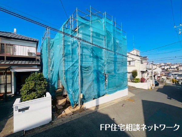 外観:第一種低層住居専用地域の良好な住環境が保たれたエリア。低層の一戸建てを中心とした街並みが整然と続き、周辺は高い建物が建っていないので、採光や開放性に恵まれています。