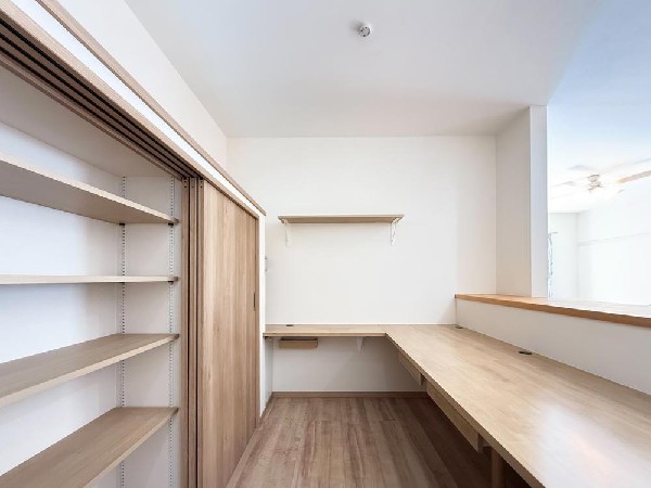 リビングを見渡せるオフィススペースを設置。2人並べるデスクに配線受け付で使い勝手良好。ホーロー製壁面はマグネット対応で清掃も容易、背面に大容量収納も備えます。