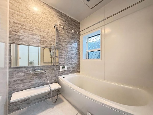 ＴＯＴＯのサザナ採用。人造大理石浴槽に加え、乾きやすく掃除しやすいほっカラリ床と、冷めにくい魔法びん浴槽を備えています。