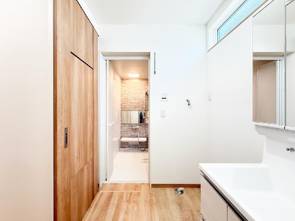 タカラスタンダードの一体成型ハイバックカウンター採用。壁付け水栓で汚れにくく、壁面はホーローパネルでマグネット対応しております。