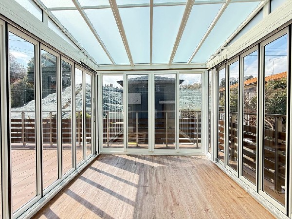 サンルームは晴天時は冬でも暖かく暖房代わりに活用可能。ルーバー・網戸付で施錠時も通風でき、雨天時の洗濯にも便利です。