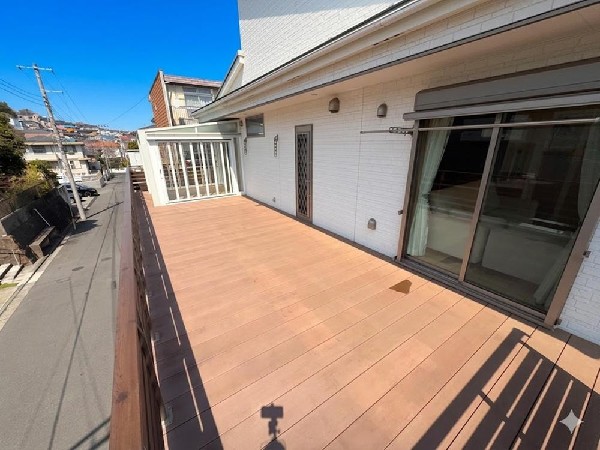 約幅11m×奥行3mの大型人工木デッキを設置。開放感あるハイデッキでくつろぎのアウトドア空間を演出します。