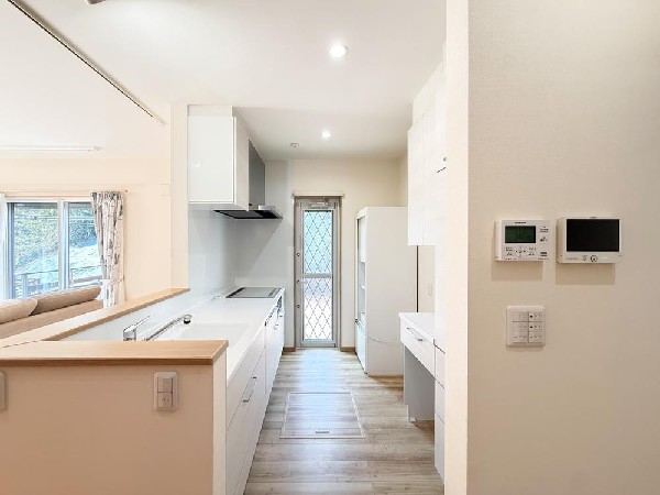 タカラスタンダードの人造大理石シンク・ワークトップ採用。キャビネット・壁面はホーローで汚れにくく、マグネット対応。パナソニック製深型食洗機も搭載しております。