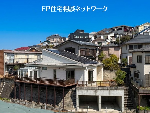 外観:高台に位置し眺望良好。陽当たりを活かして太陽光発電7.9kW搭載。光熱費の削減に加え、余剰電力の売電も可能で家計にやさしい住まいです。