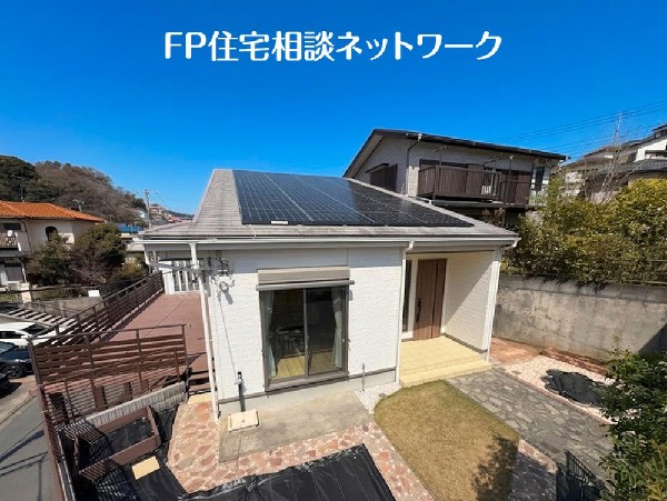 外観:南側の庭は陽当たり良好で家庭菜園が楽しめます。通路の踏み石部分には自然素材（マグネシウム系）を使用しており、将来的には土に還る環境配慮仕様です。