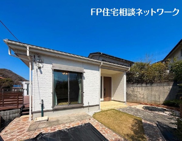 外観:南側・西側の屋外ダウンライトや東側のサーチライト、エントランス照明には人感センサーを採用。夜間は自動点灯し、防犯性にも優れています。