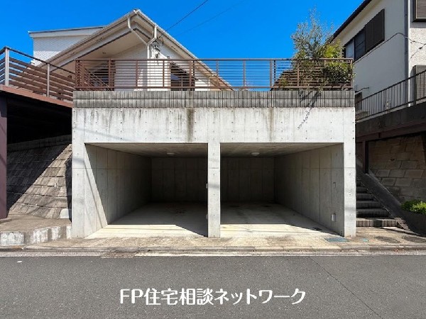 外観:地下車庫は2台駐車可能。EVコンセントも備え、電気自動車の充電に対応しています。