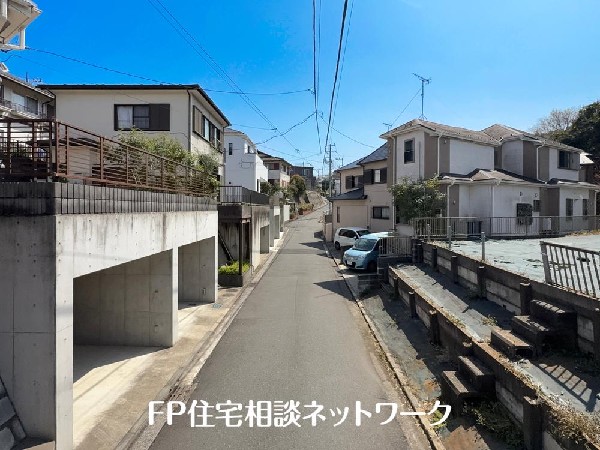 外観:前面道路は車通りの少ない道路。段差もなくお車の出し入れが苦手な方も駐車しやすそうです。