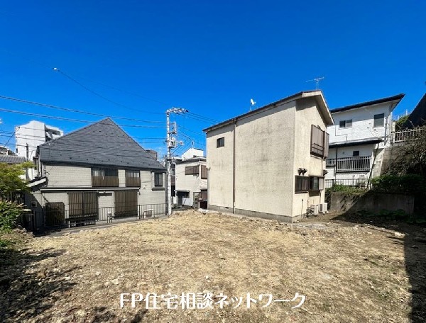 外観:第一種低層住居専用地域の良好な住環境が保たれたエリア。低層の一戸建てを中心とした街並みが整然と続き、周辺は高い建物が建っていないので、採光や開放性に恵まれています。