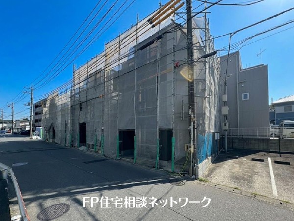 外観:前面道路は車通りの少ない道路。段差もなくお車の出し入れが苦手な方も駐車しやすそうです。