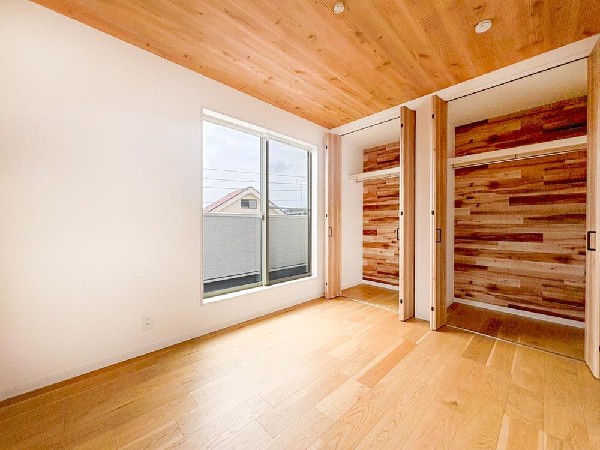 収納力が豊富な大型クローゼット。普段着やスーツはもちろん、コート類などもしっかり掛けられます。奥行きもあるので、収納ボックスをそのままクローゼットの中へ。部屋にものが出ずスッキリしますね。