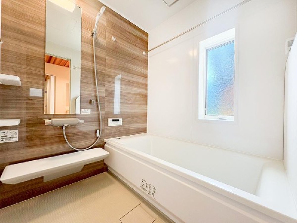 ゆったりと寛げる広々バス。殆どの方は足を伸ばして入浴することが可能で一日の疲れを癒す貴重なバスタイムです。お子様とご一緒にリビングとは違った家族団欒のひと時をお楽しみ下さい。