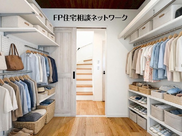 鞄やお洋服が収納できるウォークインクローゼット。大容量の収納は衣替えをする必要がないほど、お荷物を収納できます。（本画像は一部AIで作成しております。）