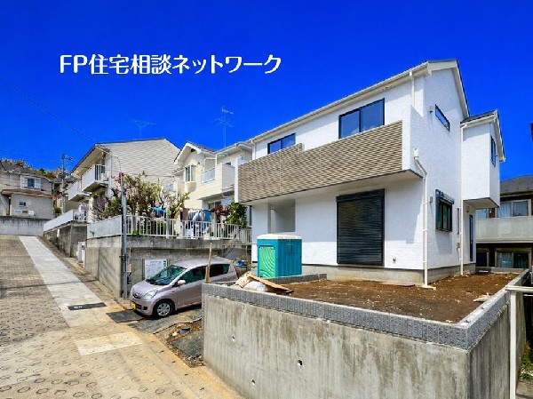 外観:開放感のある現地で、前面道路よりも少し高くなっておりますので、プライベート感も保たれます！高くなっている分、日当りや風通しも良く快適な生活が待っています！