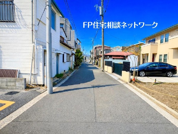 外観:閑静な車通りの少ない道路。お車の出し入れが苦手なママや小さなお子様にも安心ですね。車のすれ違いも問題なくできるので、ストレスなく運転できます！