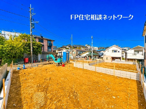 外観:良好な住環境が保たれたエリア。低層の一戸建を中心とした街並みが整然と続き周辺は高い建物が建っておらず、採光や開放性に恵まれ、空が広く緑の多い閑静な趣を感じる環境です。