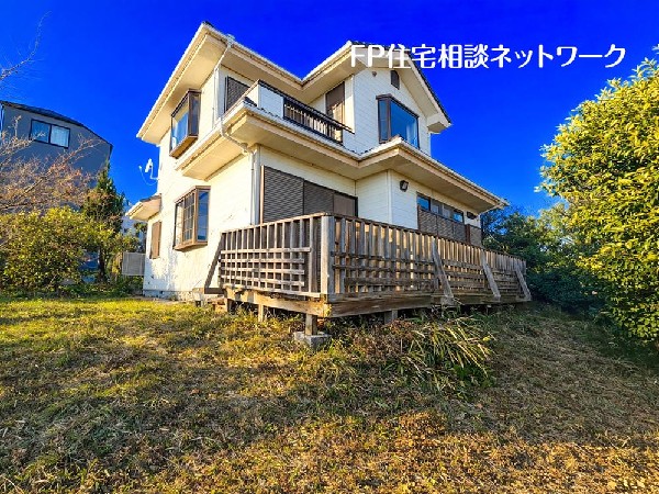 外観:陽当たり良好なゆとりある敷地。800m2を超える広大な敷地で理想の住まいづくりが叶います。建築条件なしにつき、お好みのハウスメーカーで建築可能です。