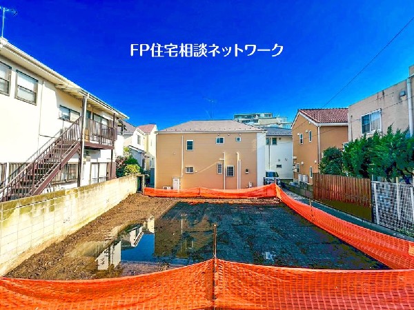 外観:良好な住環境が保たれたエリア。低層の一戸建を中心とした街並みが整然と続き周辺は高い建物が建っておらず、採光や開放性に恵まれ、空が広く緑の多い閑静な趣を感じる環境です。