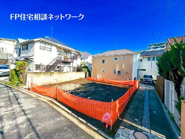 外観:角地のため、開放感があり、日当りも良好です！目の前に広がる開放感とゆとり、暮らしの夢を育む理想の住まいがここにはあります。散歩やジョギング、週末のご家族での遊びに最適な環境です。