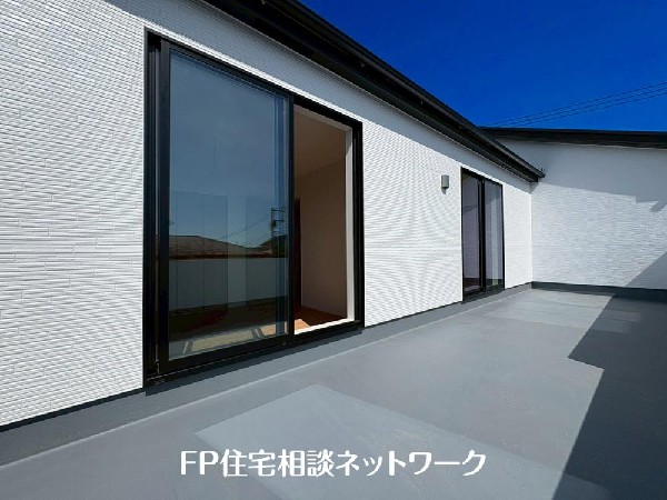 洗濯物を干すだけのスペースではもったいない多用途にご利用いただける大型ルーフバルコニーです。天気の良い日にはテーブルとイスを並べて外でお食事なども楽しめる。