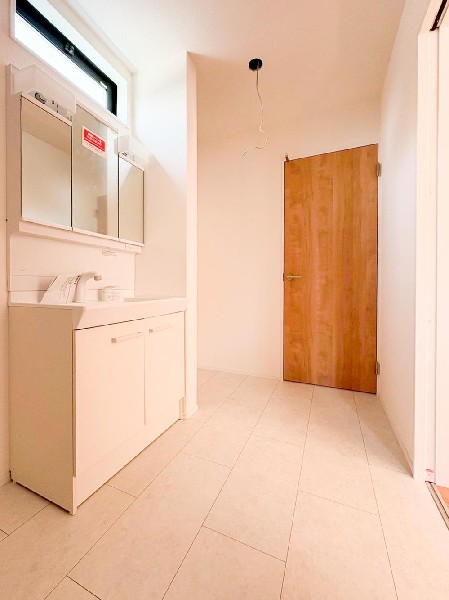 鏡の裏に収納棚を確保した三面鏡を採用。化粧品や歯ブラシなどを機能的に収納。便利な床下収納付き。