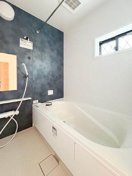 ユニットバスはゆったりとくつろげる1坪タイプ。足までしっかりと伸ばせる浴槽は、心身ともにしっかりと疲れを癒してくれます。お子様と一緒の入浴でも充分な広さです。