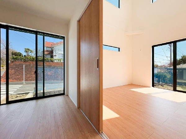 家族だんらんのスペースとなるリビング。窓が多い設計なので色々な角度から光が取り込めます。明るいリビングで新しい生活を。