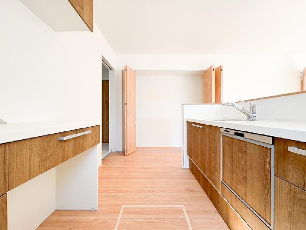 背面にカップボードが備え付けされています。システムキッチンと一体感あるカラーで見た目もgood。たまにしか使わない調理家電の収納に重宝します。